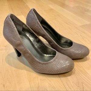 NEW Gray Snake Pattern Leather Heels Pumps